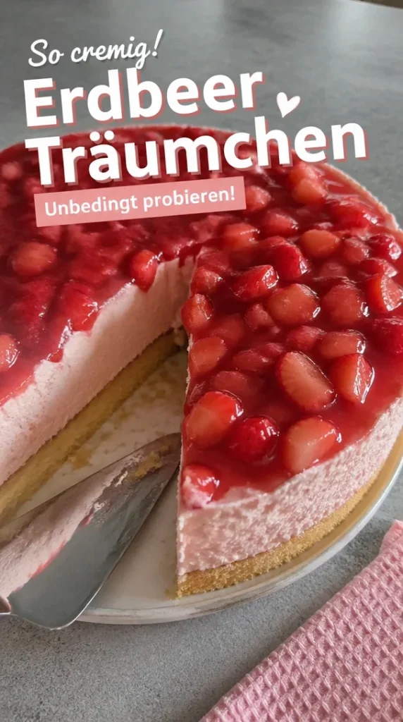 Erdbeertorte mit Mascarpone-Quark-Creme, dekoriert mit frischen Erdbeeren