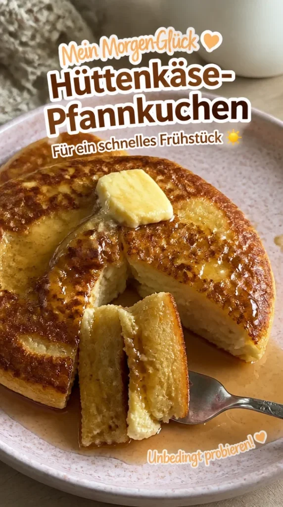 Hüttenkäse-Pfannkuchen auf einem Teller mit frischem Obst