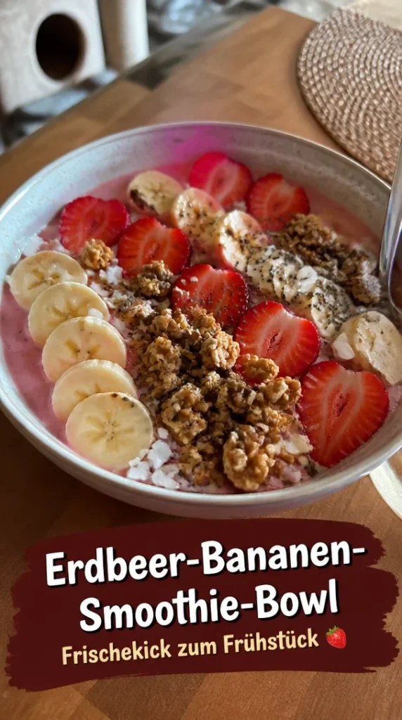 Erdbeer-Bananen-Smoothie-Bowl mit frischen Früchten und Nüssen als Frühstücksoption