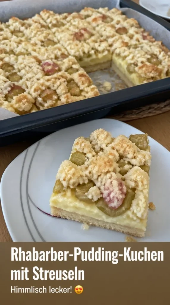 Rhabarberkuchen mit Pudding und Streuseln, cremig und fruchtig angerichtet
