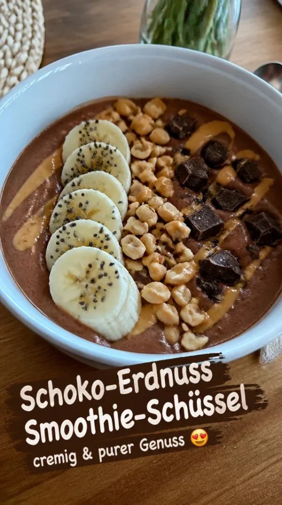 Cremiger Schokoladen-Erdnussbutter-Smoothie in einer Schüssel