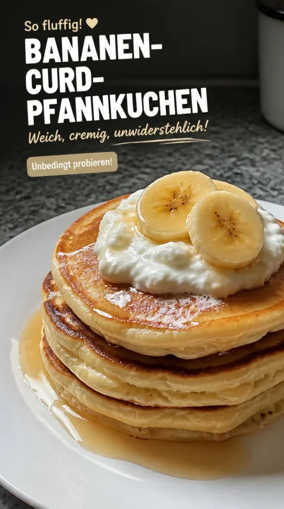 Fluffige Bananen-Curd-Pfannkuchen auf einem Teller serviert