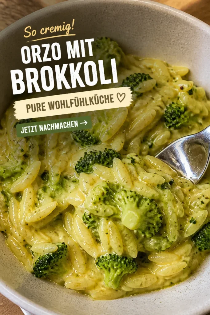 Cremiges Orzo mit Brokkoli auf einem Teller angerichtet.