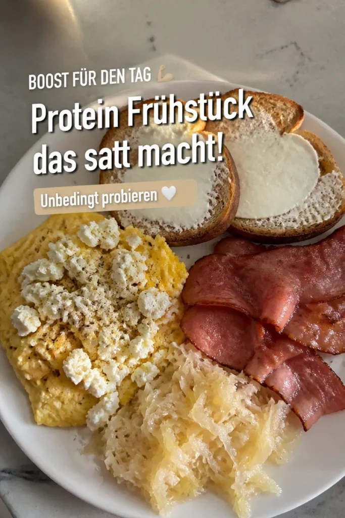 Ein einfaches hochprotein Frühstück mit Eiern, Joghurt und Beeren